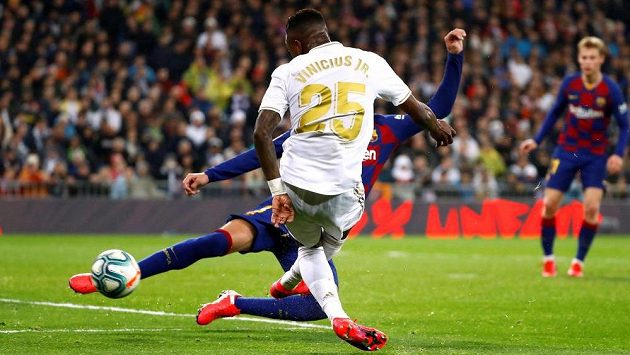 Vinícius Júnior střílí vítězný gól Realu Madrid ve šlágru španělské ligy proti Barceloně. Vinícius Júnior střílí vítězný gól Realu Madrid ve šlágru španělské ligy proti Barceloně.
