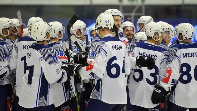 Hokejisté Plzně se radují z výhry 2:1 po samostatných nájezdech nad Zugem v Lize mistrů. Hokejisté Plzně se radují z výhry 2:1 po samostatných nájezdech nad Zugem v Lize mistrů.