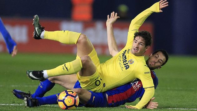 V souboji vleže se ocitli Sergio Busquets (vpravo) z Barcelony a Pato z Villarrealu. V souboji vleže se ocitli Sergio Busquets (vpravo) z Barcelony a Pato z Villarrealu.