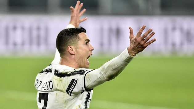 Hvězda Juventusu Cristiano Ronaldo v duelu s Crotone. Hvězda Juventusu Cristiano Ronaldo v duelu s Crotone.