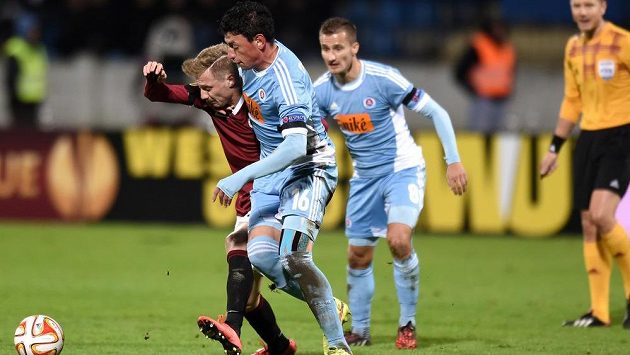 Ladislav Krejčí z pražské Sparty a ze Nicolas Gorosito Slovanu Bratislava bojují o míč. Ladislav Krejčí z pražské Sparty a ze Nicolas Gorosito Slovanu Bratislava bojují o míč.