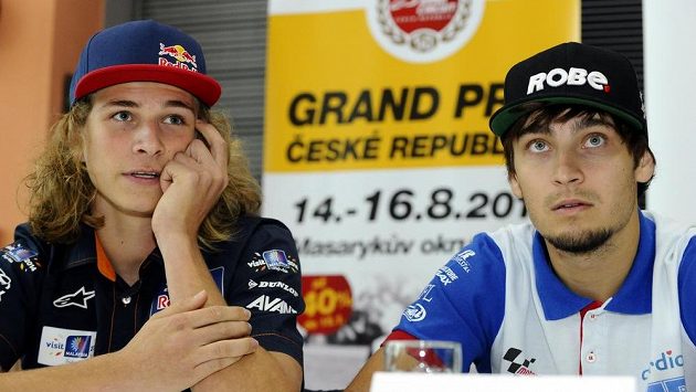 Jezdci Karel Hanika (vlevo) a Karel Abraham. Jezdci Karel Hanika (vlevo) a Karel Abraham.