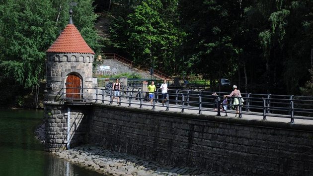 Hráz má jistě své kouzlo i pro běžce. Hráz má jistě své kouzlo i pro běžce.
