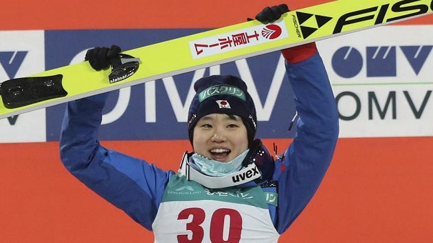 Japonka Juki Itová oslavuje triumf při SP ve skocích na lyžích v Pchjongčchangu. Japonka Juki Itová oslavuje triumf při SP ve skocích na lyžích v Pchjongčchangu.