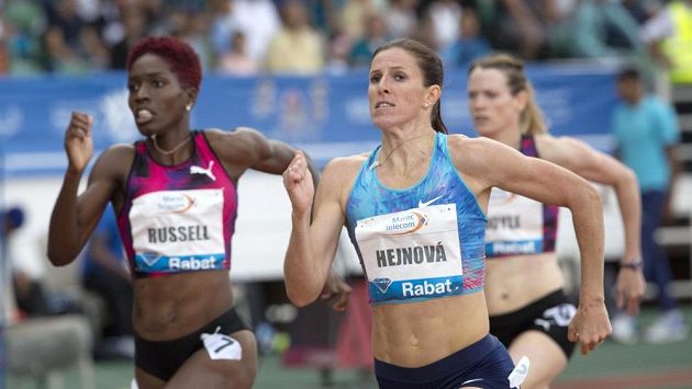 Zuzana Hejnová při Diamantové lize v Rabatu s Jamajčankou Janieve Russelovou. Zuzana Hejnová při Diamantové lize v Rabatu s Jamajčankou Janieve Russelovou.