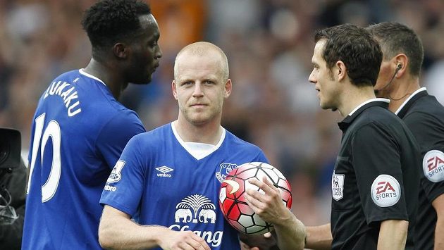 Hrdina Evertonu Steven Naismith (s míčem) po zápase s Chelsea. Hrdina Evertonu Steven Naismith (s míčem) po zápase s Chelsea.