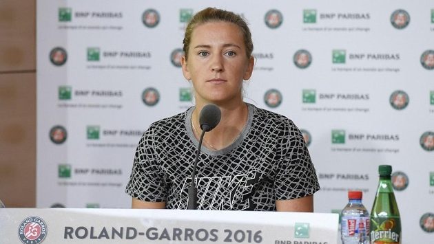 Běloruska Victoria Azarenková při letošním French Open, kde vzdala zápas prvního kola kvůli zranění kolena. Běloruska Victoria Azarenková při letošním French Open, kde vzdala zápas prvního kola kvůli zranění kolena.
