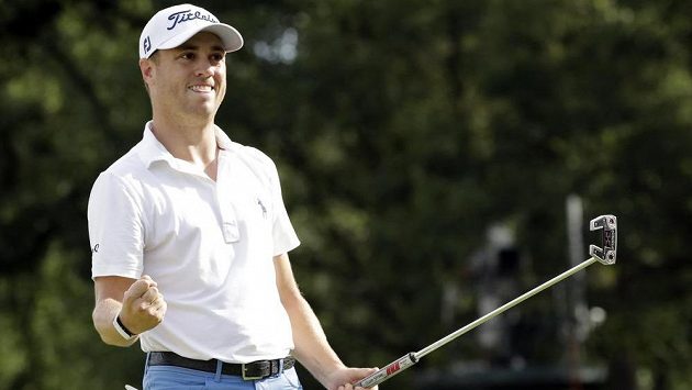 Americký golfista Justin Thomas vyhrál o tři rány turnaj v Medinah. Americký golfista Justin Thomas vyhrál o tři rány turnaj v Medinah.