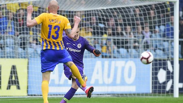 Tomáš Smola z Opavy a brankář Sparty Milan Heča v akci během utkání první ligy. Tomáš Smola z Opavy a brankář Sparty Milan Heča v akci během utkání první ligy.
