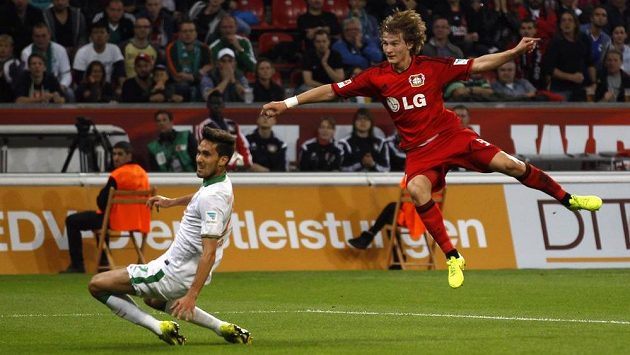 Tin Jedvaj (vpravo) dává gól Leverkusenu v utkání s Brémami. Tin Jedvaj (vpravo) dává gól Leverkusenu v utkání s Brémami.