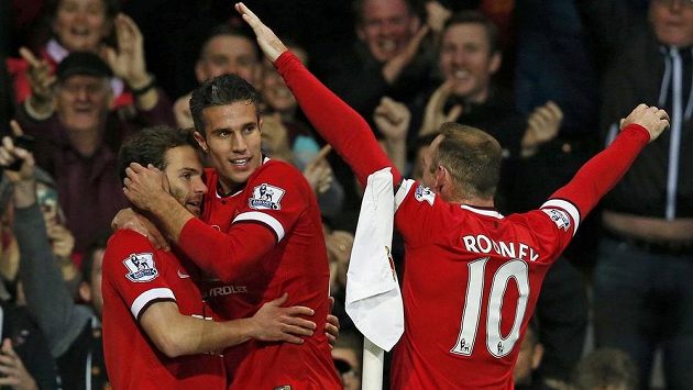 Zleva střelec Manchesteru United Juan Mata a jeho spoluhráči Robin van Persie s Waynem Rooneym slaví vítězství nad Crystal Palace. Zleva střelec Manchesteru United Juan Mata a jeho spoluhráči Robin van Persie s Waynem Rooneym slaví vítězství nad Crystal Palace.