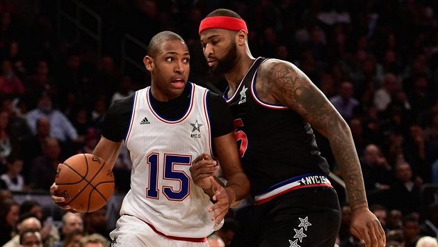 Al Horford (vlevo) z Atlanty v dresu Východu a DeMarcus Cousins ze Sacramenta v barvách Západu. Al Horford (vlevo) z Atlanty v dresu Východu a DeMarcus Cousins ze Sacramenta v barvách Západu.