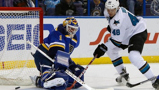 Útočník San Jose Sharks Tomáš Hertl překonává brankáře St. Louis Briana Elliotta. Útočník San Jose Sharks Tomáš Hertl překonává brankáře St. Louis Briana Elliotta.
