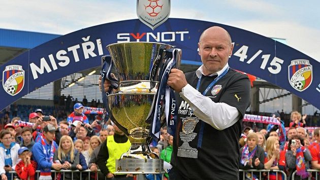 Mistrovský pohár převzali fotbalisté Viktorie Plzeň. Takhle si chvíle s ním vychutnával kouč Miroslav Koubek. Mistrovský pohár převzali fotbalisté Viktorie Plzeň. Takhle si chvíle s ním vychutnával kouč Miroslav Koubek.