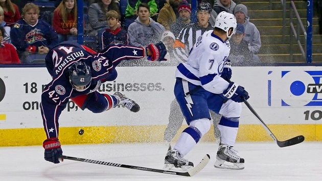 Radko Gudas z Tampy Bay Lightning sráží Arťoma Anisimova (42) z Columbusu. Radko Gudas z Tampy Bay Lightning sráží Arťoma Anisimova (42) z Columbusu.