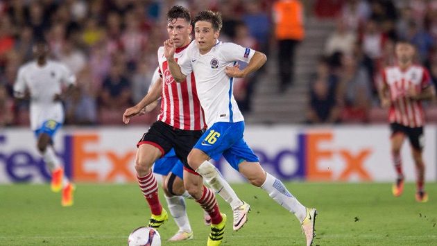 Záložník Sparty Michal Sáček (16) během utkání v základní skupině Evropské ligy na půdě Southamptonu. Záložník Sparty Michal Sáček (16) během utkání v základní skupině Evropské ligy na půdě Southamptonu.