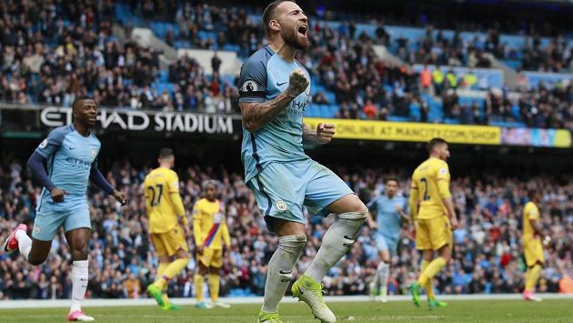 Nicolas Otamendi z Manchesteru City slaví pátý gól v síti Crystal Palace v utkání Premier League. Nicolas Otamendi z Manchesteru City slaví pátý gól v síti Crystal Palace v utkání Premier League.