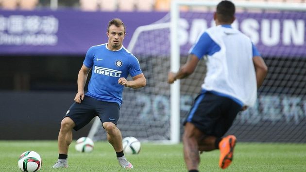 Švýcarský útočník Xherdan Shaqiri (vlevo) míří z Interu Milán do anglického Stoke City. Švýcarský útočník Xherdan Shaqiri (vlevo) míří z Interu Milán do anglického Stoke City.