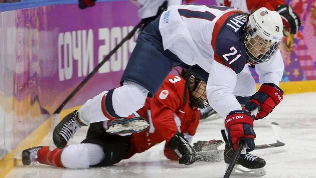 Hokejistky USA hrozí bojkotem mistrovství světa. Měly by tam obhajovat zlaté medaile. Hokejistky USA hrozí bojkotem mistrovství světa. Měly by tam obhajovat zlaté medaile.