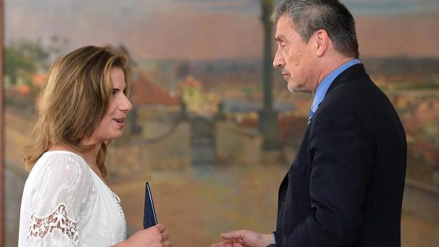 Snowboardistka Ester Ledecká během ocenění nejúspěšnějších sportovců Armádního sportovního centra Dukla u ministra obrany Martina Stropnického. Snowboardistka Ester Ledecká během ocenění nejúspěšnějších sportovců Armádního sportovního centra Dukla u ministra obrany Martina Stropnického.