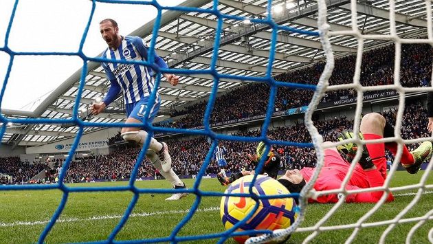 Petr Čech v brance Arsenalu na lopatkách a Glenn Murray z Brightonu oslavuje druhou trefu. Petr Čech v brance Arsenalu na lopatkách a Glenn Murray z Brightonu oslavuje druhou trefu.