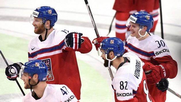 Jiří Novotný (12), Michal Vondrka (82), Jakub Krejčík (30) a Michal Jordán (47) oslavují vítězství nad Švýcarskem. Jiří Novotný (12), Michal Vondrka (82), Jakub Krejčík (30) a Michal Jordán (47) oslavují vítězství nad Švýcarskem.