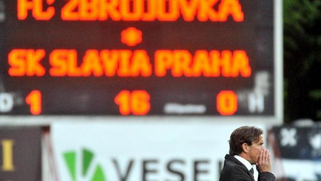 Slávistický trenér Alex Pastoor během utkání v Brně. Slávistický trenér Alex Pastoor během utkání v Brně.
