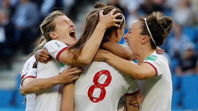 Gólová radost fotbalistek Anglie. Gólová radost fotbalistek Anglie.
