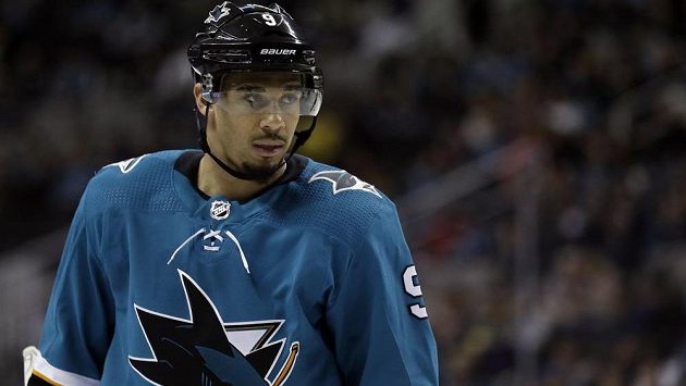 Vedení hokejistů San Jose si v NHL pojistilo dlouhodobě služby šestadvacetiletého útočníka Evandera Kanea. Vedení hokejistů San Jose si v NHL pojistilo dlouhodobě služby šestadvacetiletého útočníka Evandera Kanea.