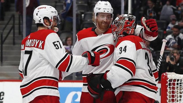 Gólman Petr Mrázek opět zářil v NHL. Nedostal ani gól a k výkonu mu gratulují spoluhráči z Caroliny Hurricanes Trevor van Riemsdyk a Dougie Hamilton Gólman Petr Mrázek opět zářil v NHL. Nedostal ani gól a k výkonu mu gratulují spoluhráči z Caroliny Hurricanes Trevor van Riemsdyk a Dougie Hamilton