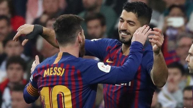 Hvězdy slaví. Barcelona v odvetě semifinále poháru Copa del Rey vyhrála na půdě Realu Madrid jasně 3:0. Na snímku se raduje autor dvou branek Luis Suárez s Lionelem Messim. Hvězdy slaví. Barcelona v odvetě semifinále poháru Copa del Rey vyhrála na půdě Realu Madrid jasně 3:0. Na snímku se raduje autor dvou branek Luis Suárez s Lionelem Messim.