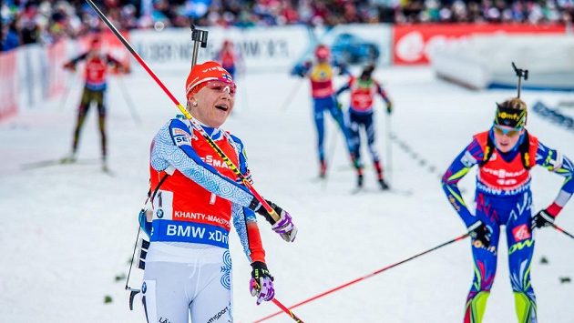 Finská biatlonistka Kaisa Mäkäräinenová se raduje z vítězství ve stíhacím závodě žen v ruském Chanty-Mansijsku. Finská biatlonistka Kaisa Mäkäräinenová se raduje z vítězství ve stíhacím závodě žen v ruském Chanty-Mansijsku.