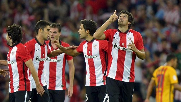 Mikel San Jose (vpravo) z Bilbaa a jeho spoluhráči. Mikel San Jose (vpravo) z Bilbaa a jeho spoluhráči.