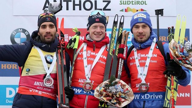 Rus Anton Šipulin (vpravo) po jednom ze závodů v Anterselvě. Uprostřed Nor Johannes Thingnes Bö, vlevo Francouz Martin Fourcade. Rus Anton Šipulin (vpravo) po jednom ze závodů v Anterselvě. Uprostřed Nor Johannes Thingnes Bö, vlevo Francouz Martin Fourcade.