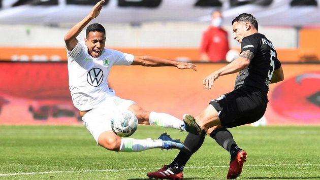 Marek Suchý (vpravo) z Augsburgu a Joao Victor z Wolfsburgu. Marek Suchý (vpravo) z Augsburgu a Joao Victor z Wolfsburgu.