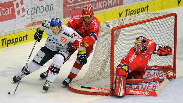 Lukáš Klimek (vpředu) z Vítkovic atakuje branku českobudějovického Pavla Kantora. Lukáš Klimek (vpředu) z Vítkovic atakuje branku českobudějovického Pavla Kantora.