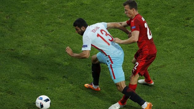 Český záložník Vladimír Darida (vpravo) v souboji s Ismailem Köybasim z Turecka. Český záložník Vladimír Darida (vpravo) v souboji s Ismailem Köybasim z Turecka.