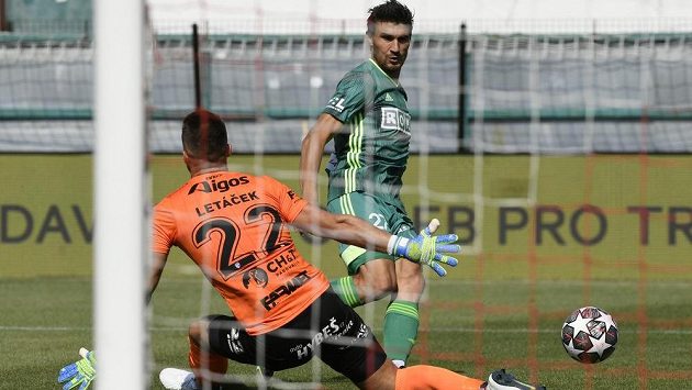 Brankář Jiří Letáček z Pardubic a Michal Papadopulos z Karviné. Brankář Jiří Letáček z Pardubic a Michal Papadopulos z Karviné.