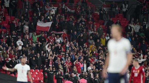Fotbaloví fanoušci z Polska údajně řádili kromě Albánie i ve Wembley Fotbaloví fanoušci z Polska údajně řádili kromě Albánie i ve Wembley