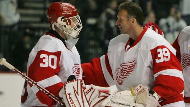Chris Osgood (vlevo) a Dominik Hašek, někdejší báječná brankářská dvojice Detroitu. Chris Osgood (vlevo) a Dominik Hašek, někdejší báječná brankářská dvojice Detroitu.