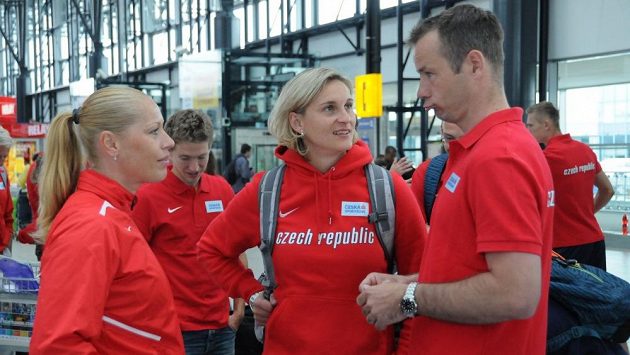 Oštěpařka Barbora Špotáková (uprostřed) při debatě s ředitelem Českého atletického svazu Tomášem Janků a trenérkou Věrou Cechlovou před odletem na ME družstev. Oštěpařka Barbora Špotáková (uprostřed) při debatě s ředitelem Českého atletického svazu Tomášem Janků a trenérkou Věrou Cechlovou před odletem na ME družstev.