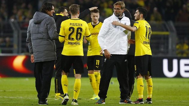 Manažer Liverpoolu Jürgen Klopp se zdraví s hráči BVB - Lukaszem Piszczekem a Nurim Sahinem. Manažer Liverpoolu Jürgen Klopp se zdraví s hráči BVB - Lukaszem Piszczekem a Nurim Sahinem.
