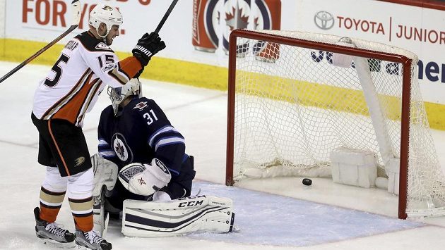 Ondřej Pavelec (31) v bráně Winnipegu inkasuje gól v zápase proti Anaheimu. Ondřej Pavelec (31) v bráně Winnipegu inkasuje gól v zápase proti Anaheimu.