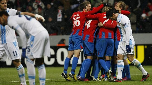 Radost plzeňských fotbalistů po gólu Jana Kovaříka. Radost plzeňských fotbalistů po gólu Jana Kovaříka.