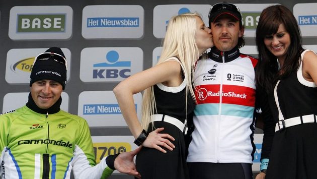 Peter Sagan na stupních vítězů štípe hostesku do zadečku. Peter Sagan na stupních vítězů štípe hostesku do zadečku.