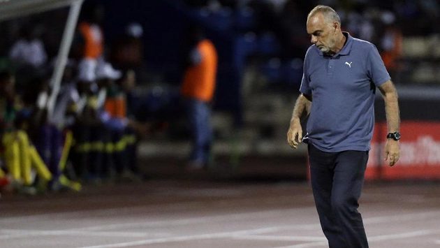 Avram Grant na lavičce Ghany při porážce 0:2 s Kamerunem na APN. Avram Grant na lavičce Ghany při porážce 0:2 s Kamerunem na APN.