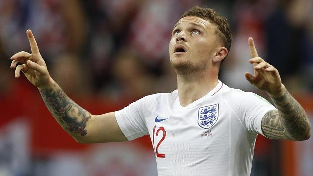 Pozdrav do nebe poslal anglický fotbalista Kieran Trippier poté, co vstřelil v semifinále MS gól Chorvatsku. Pozdrav do nebe poslal anglický fotbalista Kieran Trippier poté, co vstřelil v semifinále MS gól Chorvatsku.