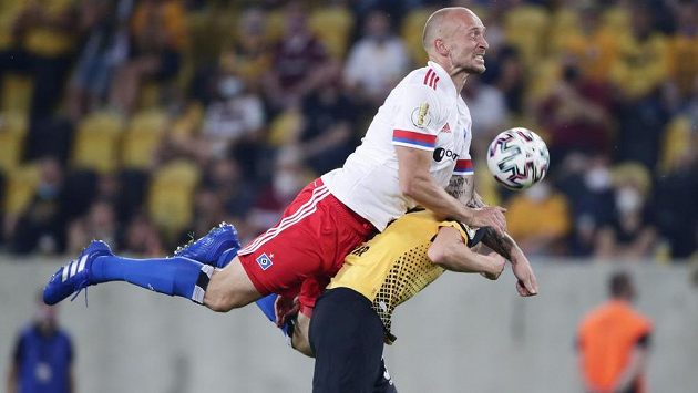 The defenders were nervous, he attacked a fan in the stands