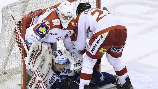 Zleva brankář Olomouce Branislav Konrád, David Sklenička z Plzně a Jiří Ondrušek z Olomouce. Zleva brankář Olomouce Branislav Konrád, David Sklenička z Plzně a Jiří Ondrušek z Olomouce.