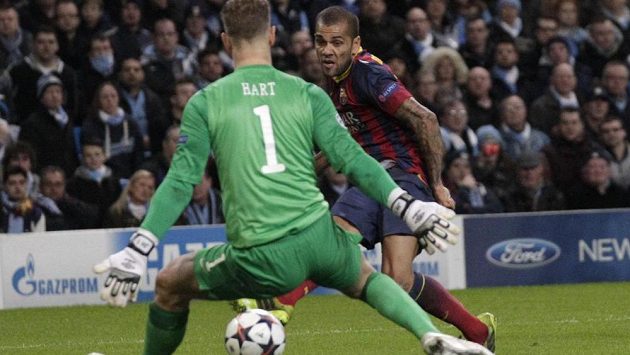 Daniel Alves zvyšuje střelou mezi nohama brankáře Joea Harta výhru Barcelony nad Manchesterem City. Daniel Alves zvyšuje střelou mezi nohama brankáře Joea Harta výhru Barcelony nad Manchesterem City.